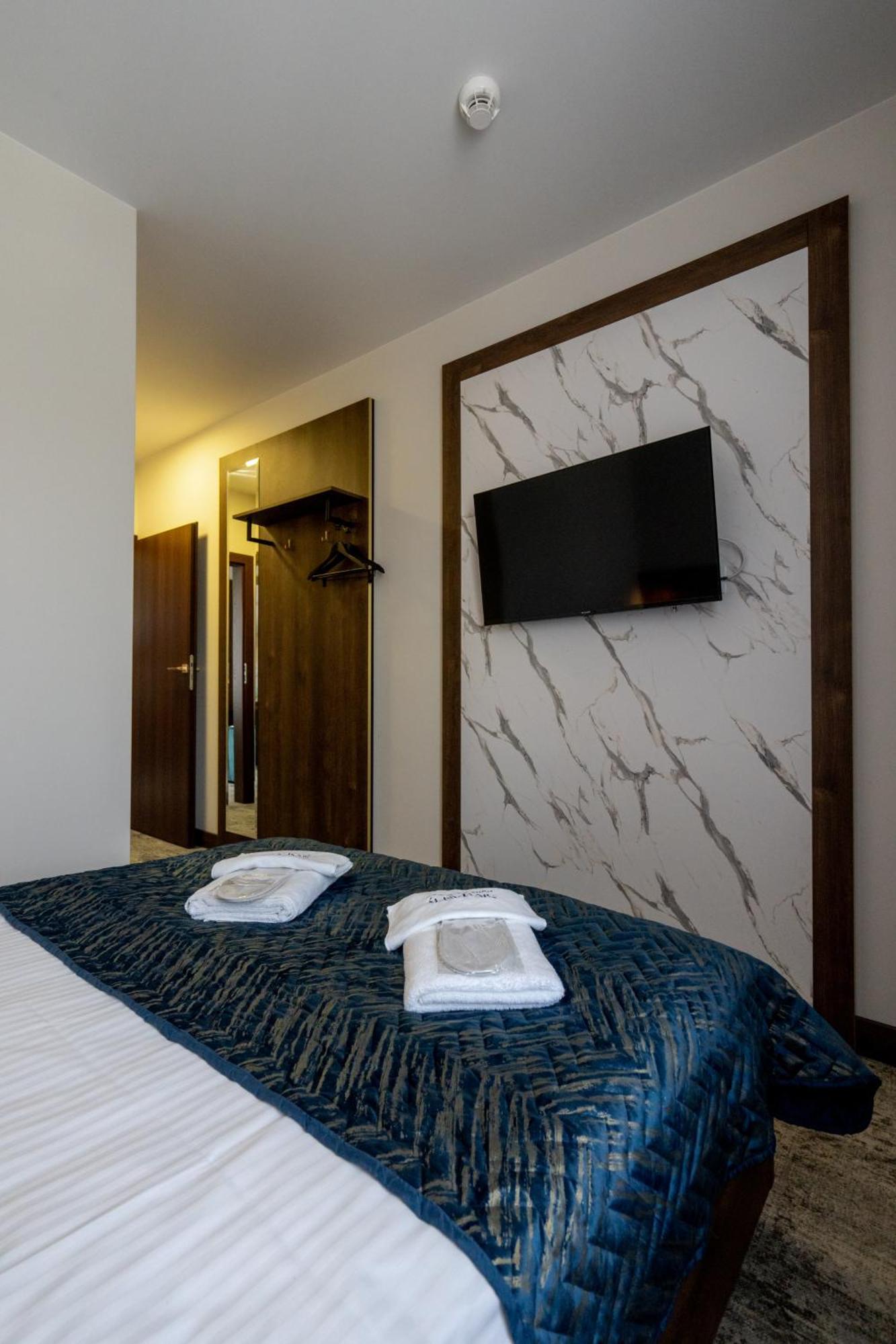 Sleep&Fly Okecie Warsaw Airport Bed & Breakfast Exterior photo