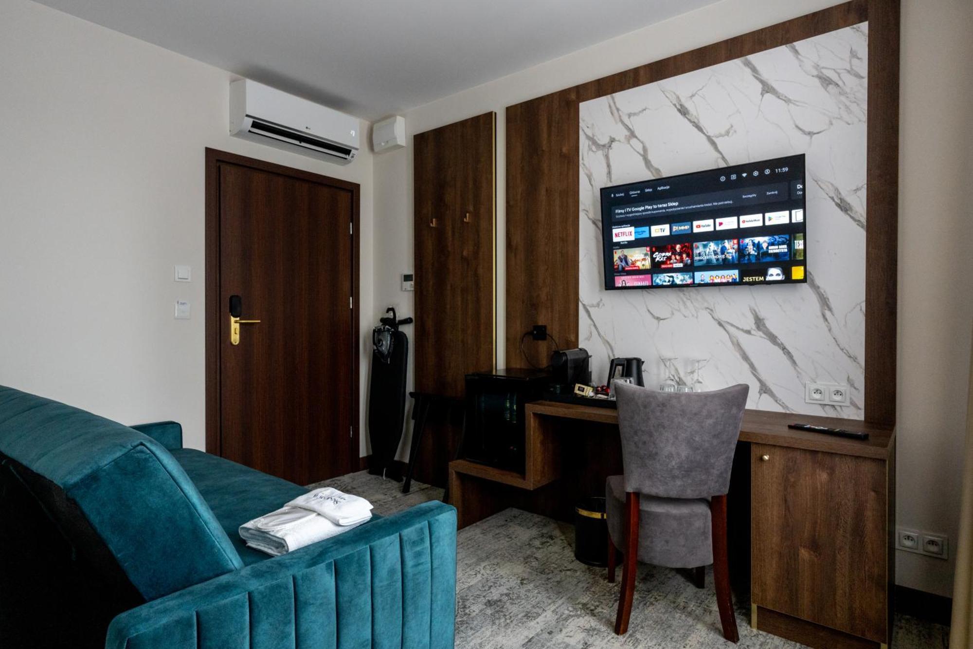 Sleep&Fly Okecie Warsaw Airport Bed & Breakfast Exterior photo
