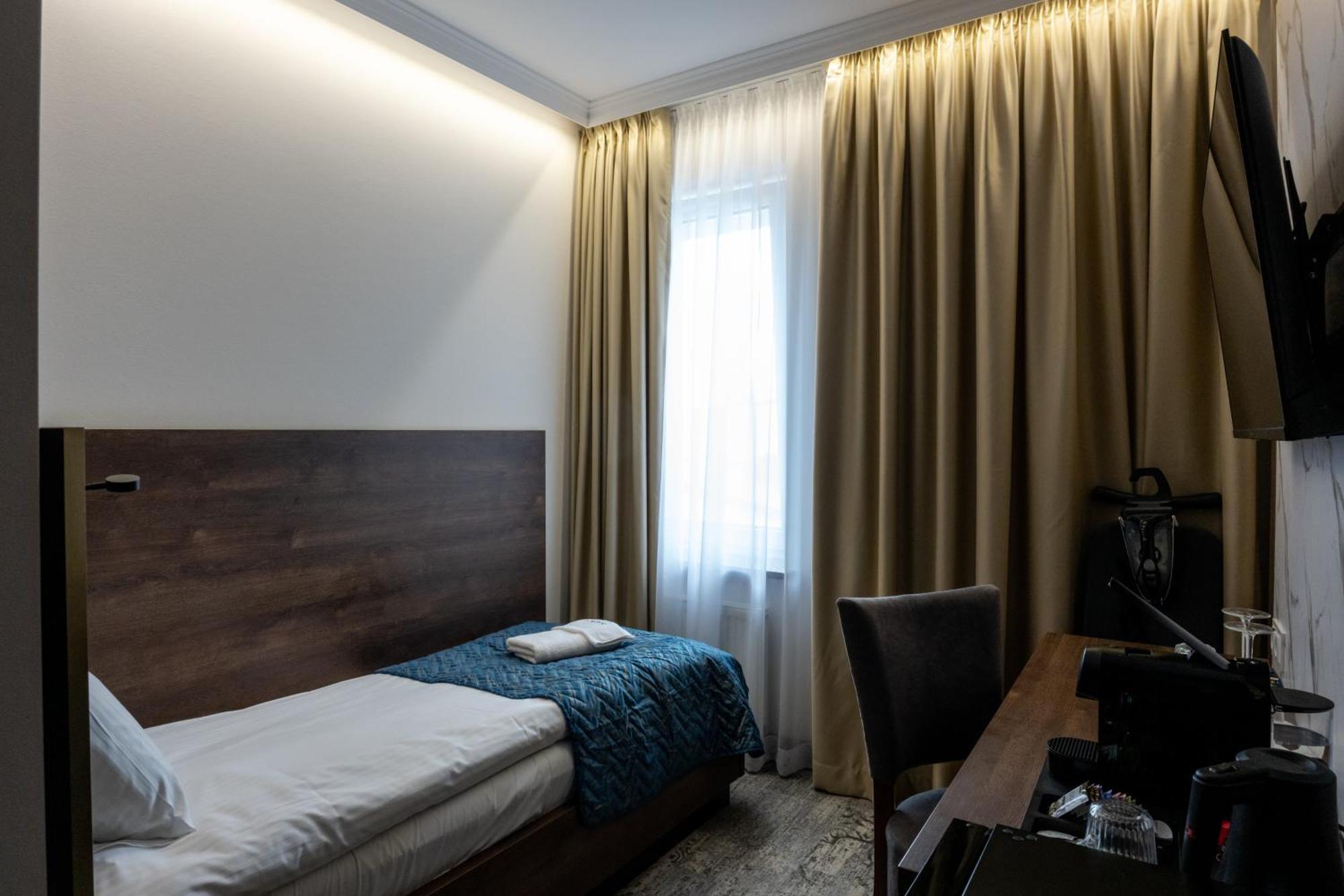 Sleep&Fly Okecie Warsaw Airport Bed & Breakfast Exterior photo