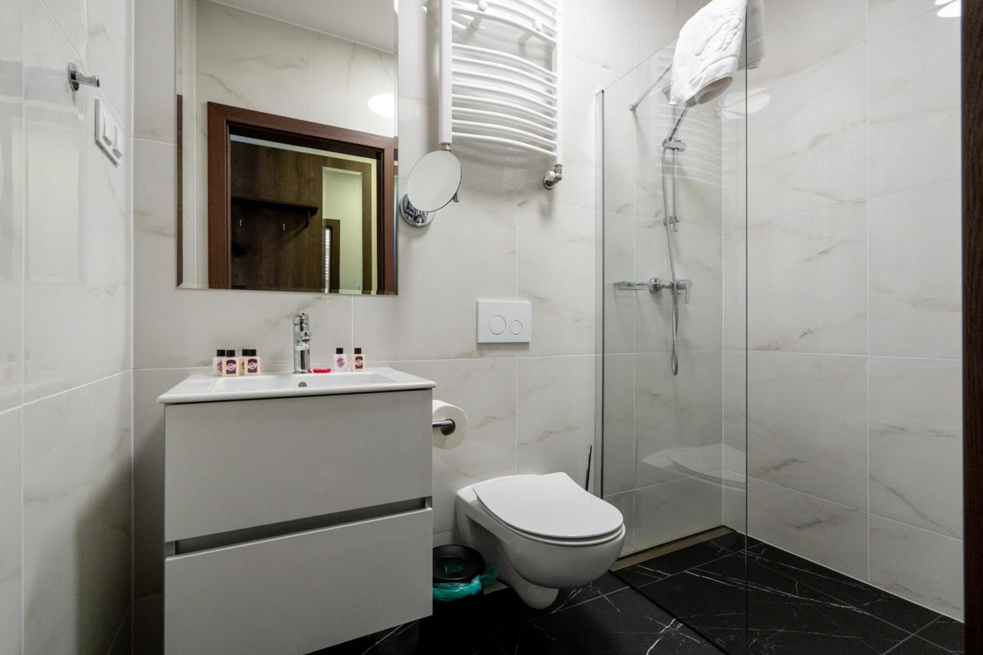 Sleep&Fly Okecie Warsaw Airport Bed & Breakfast Exterior photo