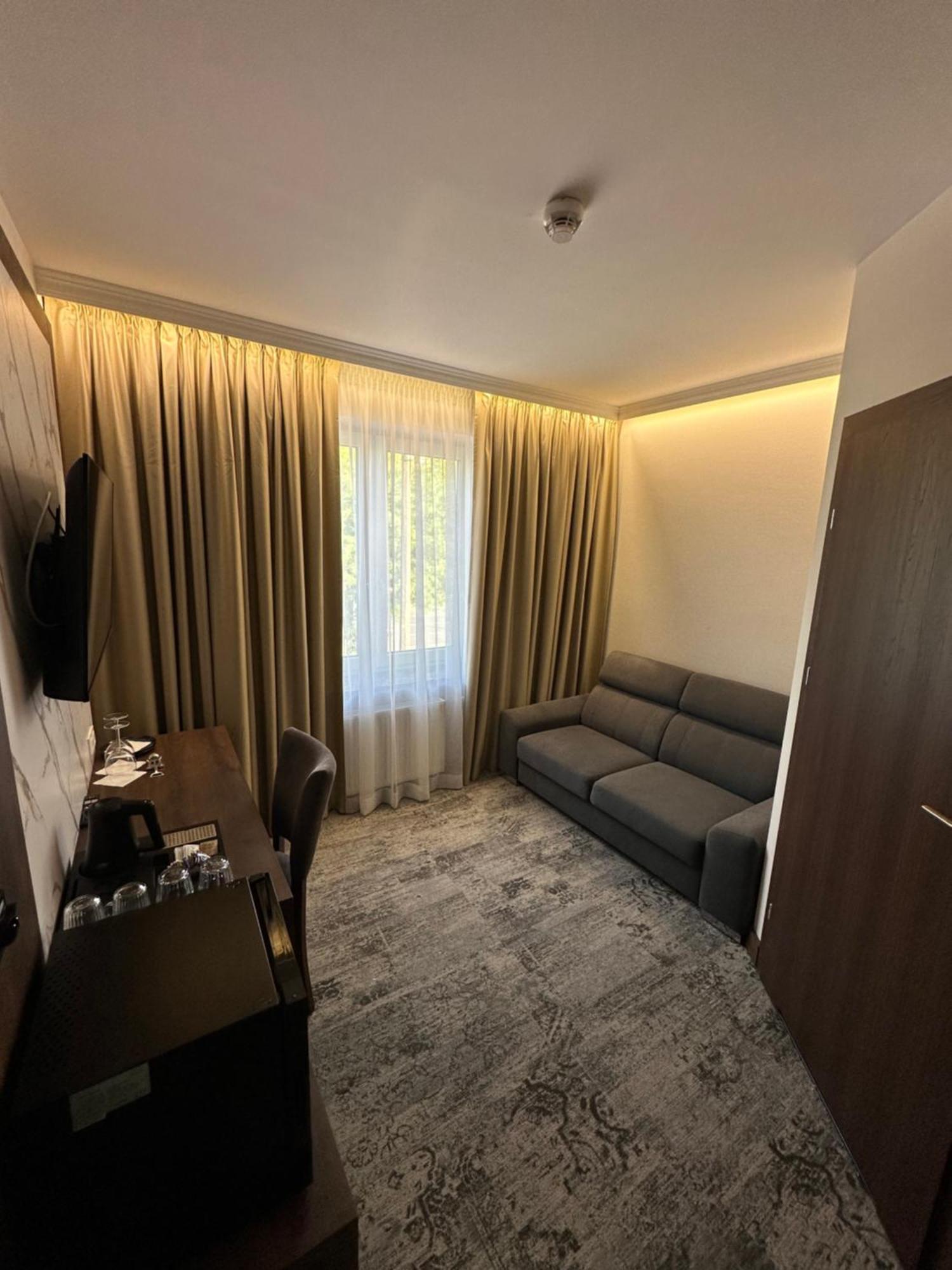 Sleep&Fly Okecie Warsaw Airport Bed & Breakfast Exterior photo