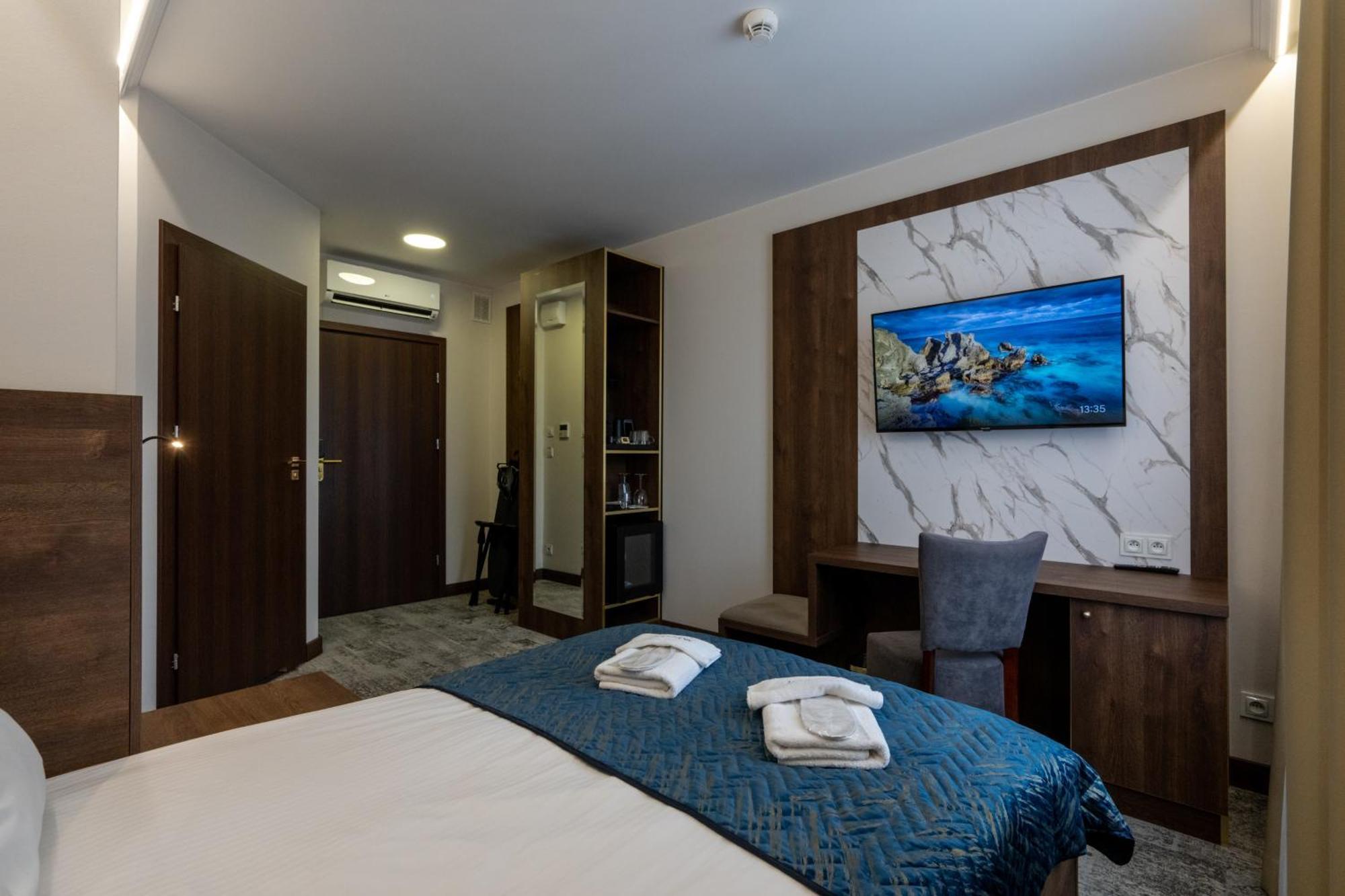 Sleep&Fly Okecie Warsaw Airport Bed & Breakfast Exterior photo