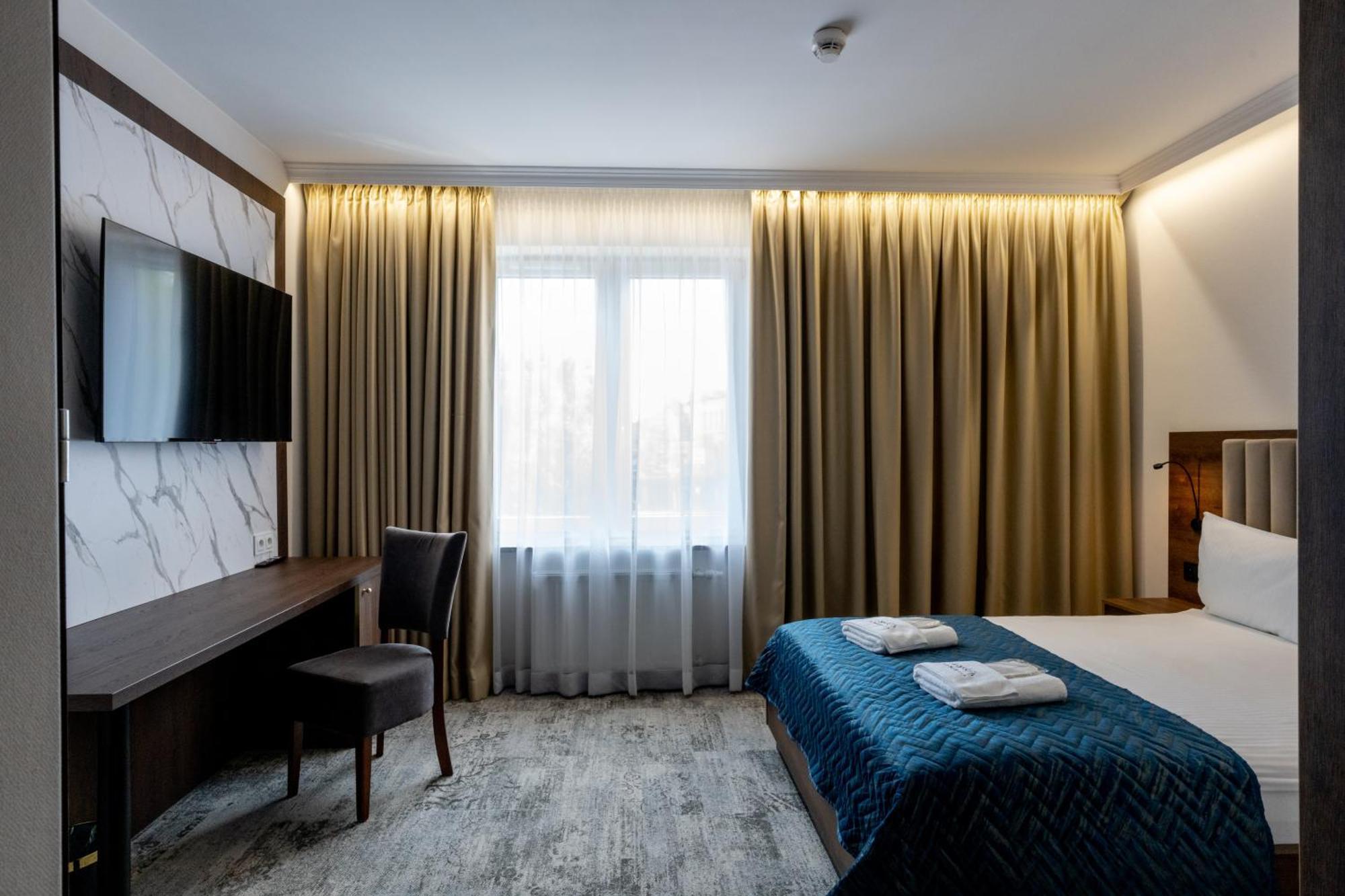 Sleep&Fly Okecie Warsaw Airport Bed & Breakfast Exterior photo