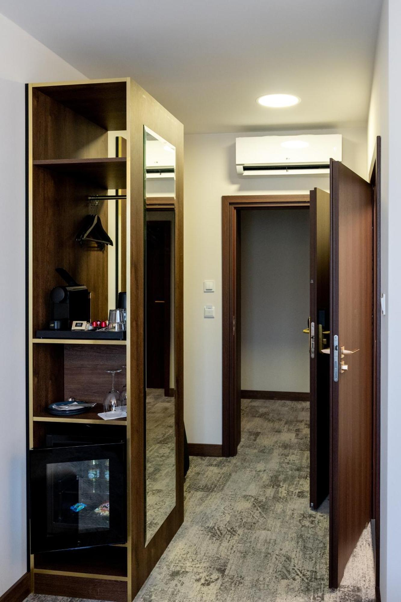 Sleep&Fly Okecie Warsaw Airport Bed & Breakfast Exterior photo